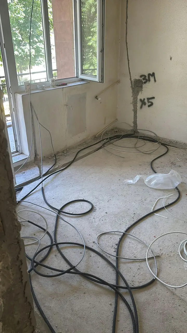 Cabluri trase într-o cameră înainte de tencuială, cu punctele marcate pe perete
