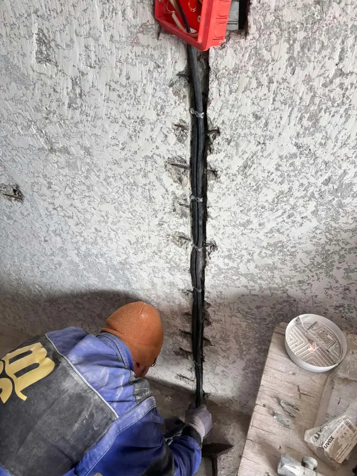 Cablu fixat într-o ștrobă, sub o doză roșie