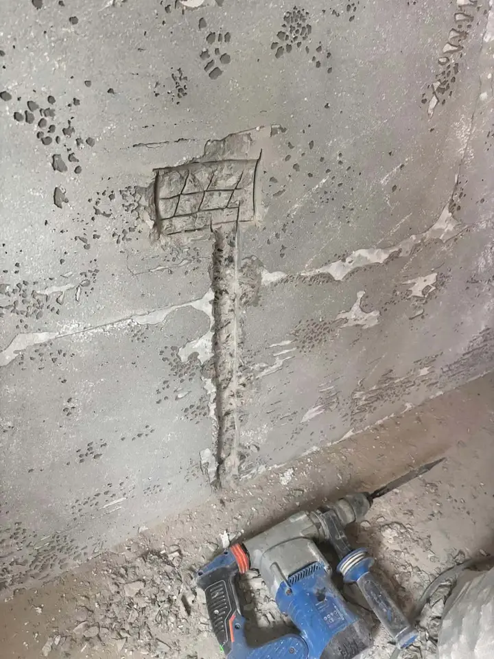 Ștrobă tăiată în perete pentru cablu și locaș de doză, cu rotopercutorul pe jos