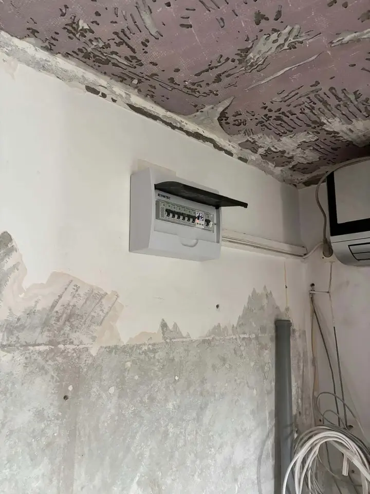 Tablou electric montat pe perete, cu aparatele de protecție
